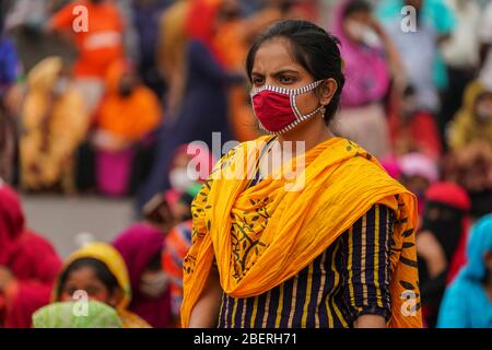 Dhaka, Bangladesh. 15 aprile 2020. I lavoratori dei capi di abbigliamento urlano slogan come essi bloccano una strada che richiede i loro salari dovuti durante il blocco tra le preoccupazioni per la malattia di coronavirus (COVID-19) focolaio a Dhaka, Bangladesh, 15 aprile 2020. (Foto di Zabed Hasnain Chowdhury/Sipa USA) Credit: Sipa USA/Alamy Live News Foto Stock