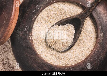 Farinha de mandioca. Manioca. Farina di manioca su un tavolo di legno Foto Stock