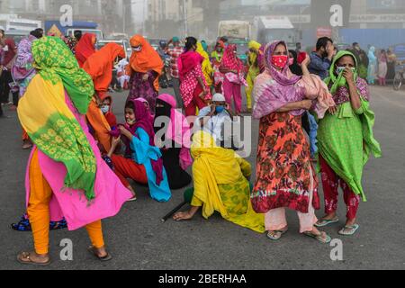 Dhaka, Bangladesh. 15 aprile 2020. I lavoratori dei capi di abbigliamento urlano slogan come essi bloccano una strada che richiede i loro salari dovuti durante il blocco tra le preoccupazioni per la malattia di coronavirus (COVID-19) focolaio a Dhaka, Bangladesh, 15 aprile 2020. (Foto di Zabed Hasnain Chowdhury/Sipa USA) Credit: Sipa USA/Alamy Live News Foto Stock