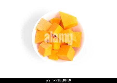 Zucca a dadini in una ciotola isolata su sfondo bianco Foto Stock