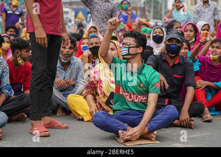 Dhaka, Bangladesh. 15 aprile 2020. I lavoratori dei capi di abbigliamento urlano slogan come essi bloccano una strada che richiede i loro salari dovuti durante il blocco tra le preoccupazioni per la malattia di coronavirus (COVID-19) focolaio a Dhaka, Bangladesh, 15 aprile 2020. (Foto di Zabed Hasnain Chowdhury/Sipa USA) Credit: Sipa USA/Alamy Live News Foto Stock