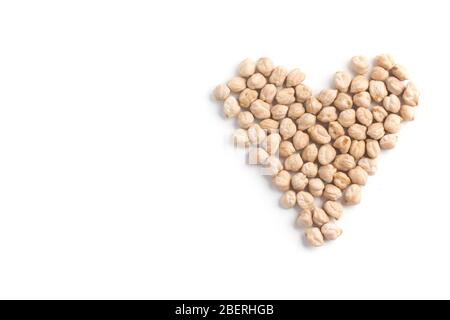 Ceci crudi a forma di cuore isolato su sfondo bianco Foto Stock