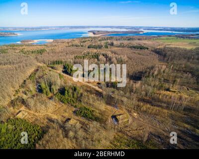 Vista aerea di bunker in cemento armato apparteneva al quartier generale delle forze terrestri tedesche dalla seconda guerra mondiale nascosto in una foresta nella stagione primaverile a Mamerki, Pol Foto Stock