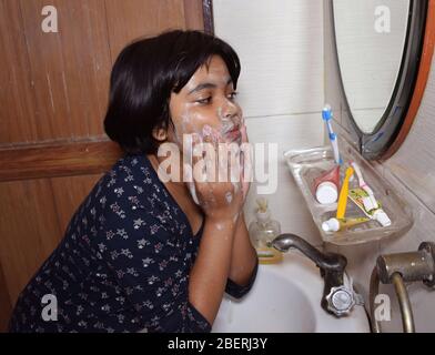 Una persona indiana che lava la sua mano e il viso come misura preventiva contro Corona Virus o nuovo coronavirus o Covid 19 Foto Stock
