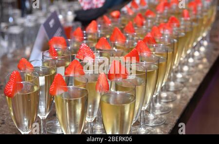 I bicchieri di champagne vengono riempiti in occasione di un evento di ospitalità aziendale a Birmingham, Inghilterra, Regno Unito Foto Stock