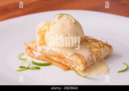 Creppe con gelato alla vaniglia e scorze di limone Foto Stock