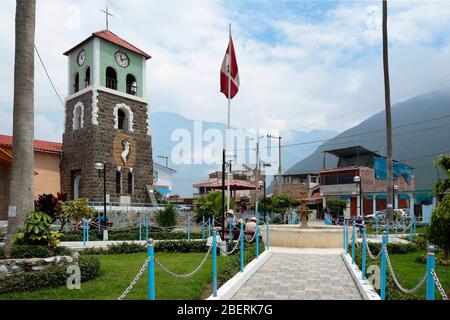 Callhuanca, Lima. 16 febbraio 2020 - scena tranquilla della piazza principale del quartiere Callahuanca durante una vacanza locale. Lima Perù Foto Stock