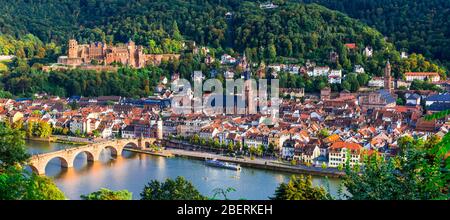 Impressionante città vecchia di Heidelberg, vista con il ponte, le case e il castello, Germania. Foto Stock