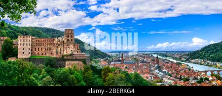 Bella Heidelberg città vecchia, vista con il vecchio castello, case e fiume, Germania. Foto Stock