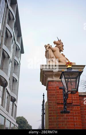 Statua di Unicorn fuori da un ingresso ai Giardini di Kensington Foto Stock