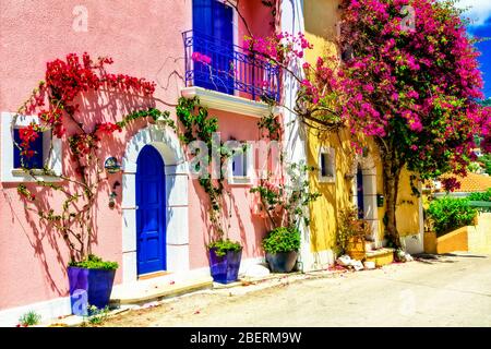 Case tradizionali colorate e fiori nel villaggio di Assos, Cefalonia isola, Grecia. Foto Stock