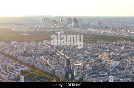 Paesaggio urbano parigino al tramonto da un punto di vista elevato. Vista del quartiere finanziario di la Defense e del Bois de Boulogne. Parigi, Francia. Foto Stock