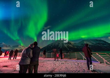 Tende aurorali osservate dal ponte della MS Trollfjord lungo la costa norvegese. Foto Stock