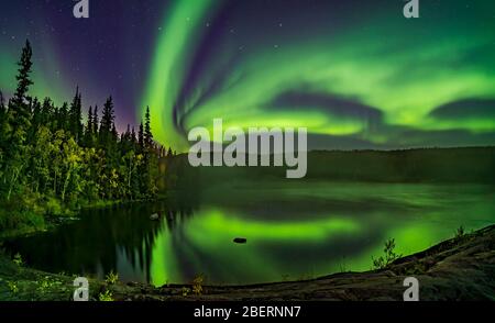 Aurora sul fiume Cameron con colori autunnali. Foto Stock