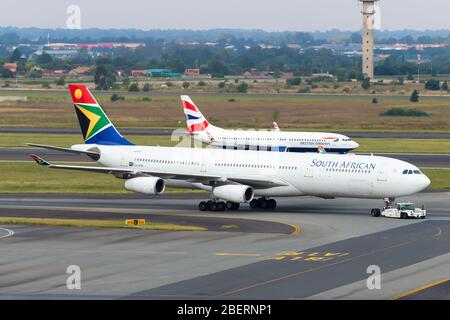 South African Airways Airbus A340 e British Airways (Comair) Boeing 737 all'Aeroporto Internazionale O. R. Tambo. Concorrenza delle quote di mercato nazionali. Foto Stock