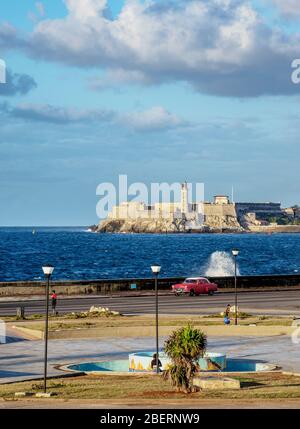 Vista su El Malecon verso il Castello e il Faro di El Morro, l'Avana, la provincia di la Habana, Cuba Foto Stock