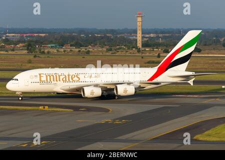 Emirates Airline Airbus A380 che tassano all'aeroporto INTERNAZIONALE O Tambo di Johannesburg, Sudafrica. Aeromobili registrati come A6-EDW. Emirato Airlines. Foto Stock