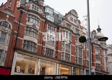 Negozi e appartamenti Kensington, Londra W8 4PE, Regno Unito Foto Stock