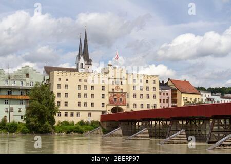 River Inn Bridge con porta della città (Bridge Gate o Brucktor Gate) sopra le difese del fiume (frangiflutti) a monte del ponte, Wasserburg, Baviera, Germania Foto Stock