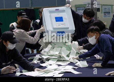 Seoul, Corea del Sud. 15 aprile 2020. Il personale conta i voti presso una stazione di conteggio dei voti a Seoul, Corea del Sud, 15 aprile 2020. Secondo la Commissione elettorale nazionale, gli elettori sudcoreani sono andati alle urne per le elezioni parlamentari mercoledì, nel quadro dell’epidemia COVID-19. L'elezione a 300 membri dell'Assemblea Nazionale, iniziata dalle 6 ora locale, durerebbe 12 ore in 14,330 seggi elettorali in tutto il paese. Credit: Lee Sang-ho/Xinhua/Alamy Live News Foto Stock