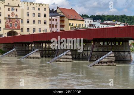 Difesa fluviale (frangiflutti) a monte del River Inn Bridge, Wasserburg, Baviera, Germania. Foto Stock