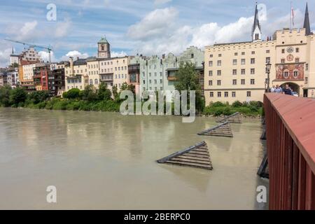 Difesa fluviale (frangiflutti) a monte del River Inn Bridge, Wasserburg, Baviera, Germania. Foto Stock