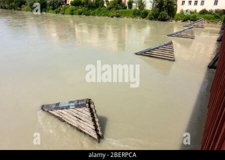 Frangiflutti di difesa fluviale a monte del River Inn Bridge, Wasserburg, Baviera, Germania. Foto Stock