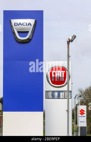 Loghi per le vendite di automobili per Dacia, Fiat e Susuki outlet, Irvine, Scozia, Regno Unito Foto Stock