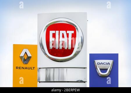 Logo di veicoli per Fiat, Dacia e Renault al di fuori di un concessionario di garage, Irvine, Ayrshire, Scozia, Regno Unito Foto Stock