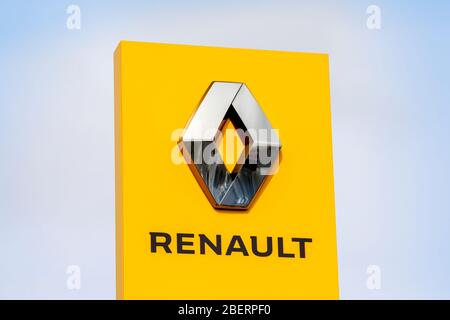 Logo Renault fuori da un garage per la vendita al dettaglio di automobili, Irvine, Scozia, Regno Unito Foto Stock