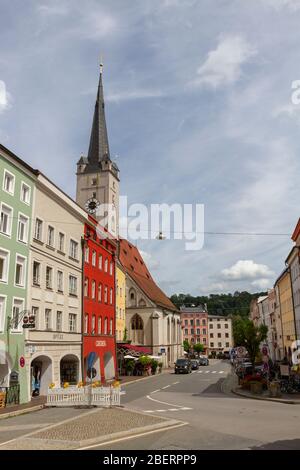 Vista lungo Marienplatz a Wasserburg, Baviera, Germania. Foto Stock