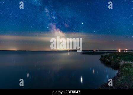 Milky Way sul lago McGregor al crepuscolo solstizio, Alberta, Canada. Foto Stock