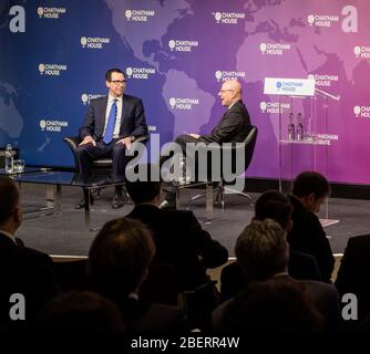 Steven Mnuchin, il 77esimo segretario del Tesoro degli Stati Uniti, che parla alla Chatham House, il Royal Institute of International Affairs, a Londra, Regno Unito Foto Stock