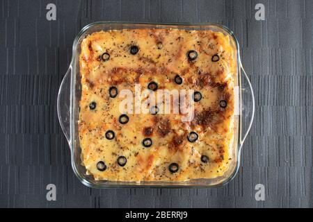 lasagne in un piatto su sfondo scuro Foto Stock