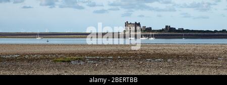 Piel Castello sull'isola di Piel vicino a Barrow in Furness in Cumbria visto con la bassa marea da Roa Island Foto Stock