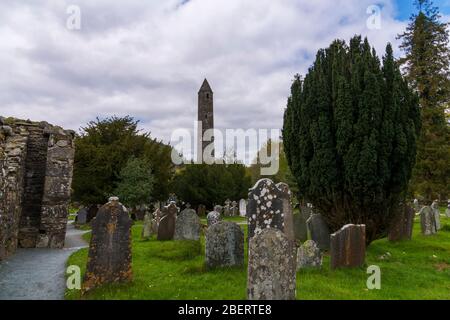 Cimitero monastico di Glendalough, Irlanda. Famoso antico monastero nelle montagne di wicklow con un bellissimo cimitero del 11 ° secolo Foto Stock