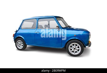 Mini car classica blu inglese vista laterale isolato su bianco Foto Stock