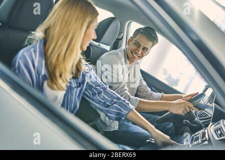 Buona coppia acquistare una nuova auto. Foto Stock