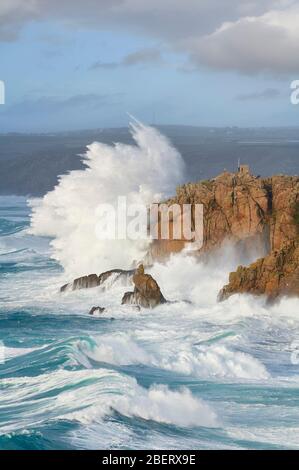 Enormi onde si infrangono nella costa della Cornovaglia Foto Stock