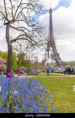 Parigi, Francia - 9 APRILE 2019: Torre di Eifel vista da un'angolazione diversa, Parigi, Francia Foto Stock