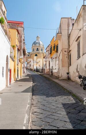 Bella strada stretta e edificio colorato a Procida vicino a Napoli, Italia Foto Stock