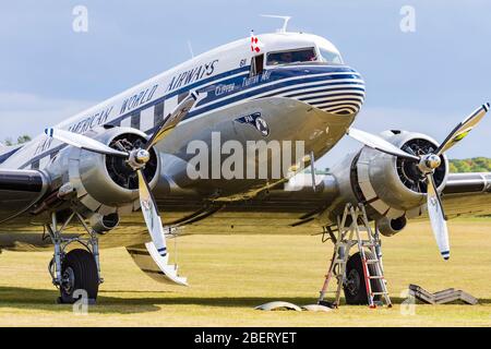 Douglas C 47 Dakota Tabitha maggio in corso di manutenzione a Duxford durante il D-Day 75 Anniversary Daks Over Duxford Commemoration evento Foto Stock