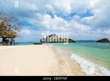 Spiaggia di sabbia bianca con acque blu limpide nell'isola di Tup, parte del tour delle quattro isole nella provincia di Krabi. Ao Nang, Thailandia. Foto Stock