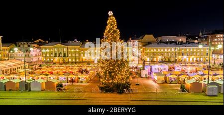 Mercatino di Natale nella città vecchia e la cattedrale di Helsinki, Finlandia. Foto Stock