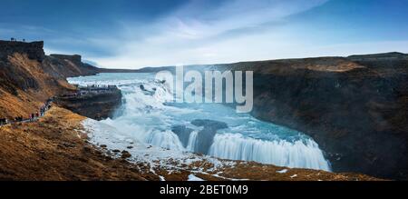 Splendida cascata Gullfoss Falls nel sud-ovest dell'Islanda su un percorso Golden Circle, vista panoramica della destinazione islandese Foto Stock