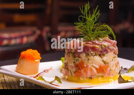 Ceviche tradizionali peruviane con salmone, pesce bianco e tonno Foto Stock