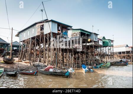 Foto delle incredibili case su palafitte a Kampong Phluk villaggio galleggiante vicino Siem Reap, Cambogia. Foto Stock