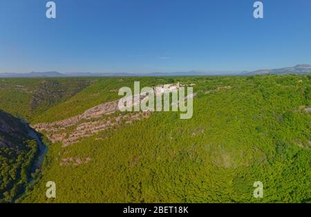 La fortezza medievale di Necven rimane sul lato ovest della montagna Promina in Croazia Foto Stock