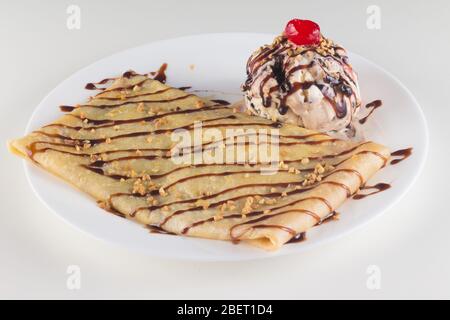 Torta al cioccolato con gelato alla vaniglia e sciroppo Foto Stock