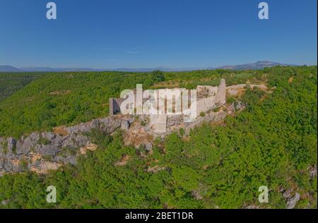 La fortezza medievale di Necven rimane sul lato ovest della montagna Promina in Croazia Foto Stock